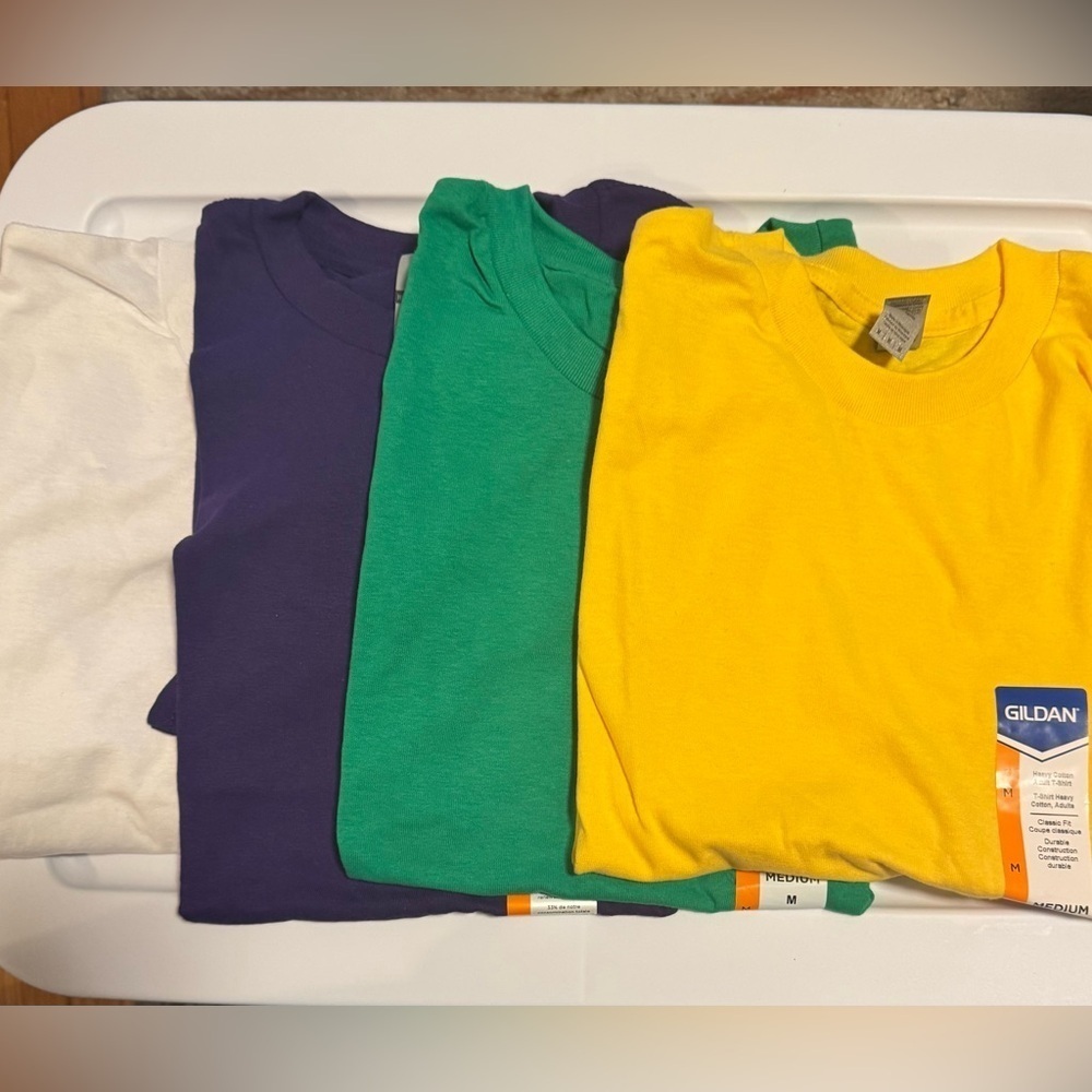 Gildan short sleeve T-shirts 4 size Medium